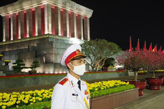 Nghiêm trang con đứng bên Người...!