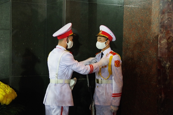 Chỉnh đốn quân phục cho đồng đội.