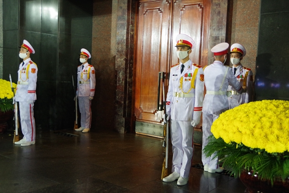 Giữ yên giấc ngủ của Người.