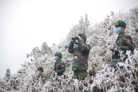 Cán bộ, chiến sĩ Đồn Biên phòng Tùng Vài (Bộ đội Biên phòng tỉnh Hà Giang) tuần tra trong băng giá dịp cận Tết. Ảnh: LÊ PHIÊN.