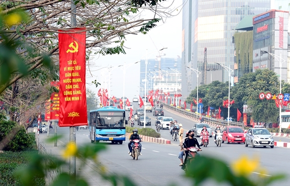 Cờ hoa rực rỡ trên đường Nguyễn Chí Thanh (TP Hà Nội). Ảnh: Trọng Hải.