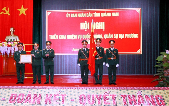 Thừa ủy quyền của Chủ tịch nước, Đại tá Lê Ngọc Hải - Phó tư lệnh kiêm Tham mưu trưởng Quân khu 5 trao Huân chương Bảo vệ Tổ quốc hạng Nhất cho Bộ CHQS tỉnh Quảng Nam.
