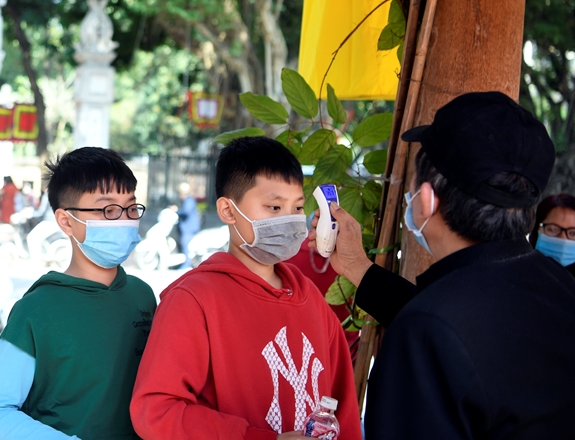 Tất cả du khách đều được đo thân nhiệt tại cửa.