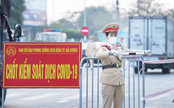 Đại úy Phạm Hải Yến (Đội Cảnh sát giao thông TP Hải Dương) thực hiện nhiệm vụ tại chốt số 3, trước Trạm Y tế Tân Bình, TP Hải Dương.