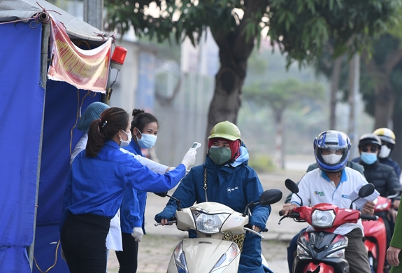 Đoàn Thanh niên tỉnh Hải Dương huy động hàng trăm tình nguyện viên tham gia kiểm soát tại các chốt, trạm phòng dịch.