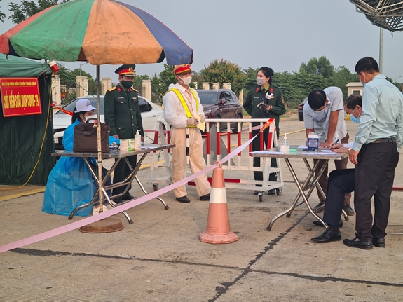 Người dân ủng hộ và nghiêm chỉnh chấp hành các quy định được bộ đội và công an hướng dẫn tại chốt kiểm soát phòng dịch ở xã Toàn Thắng, huyện Gia Lộc.