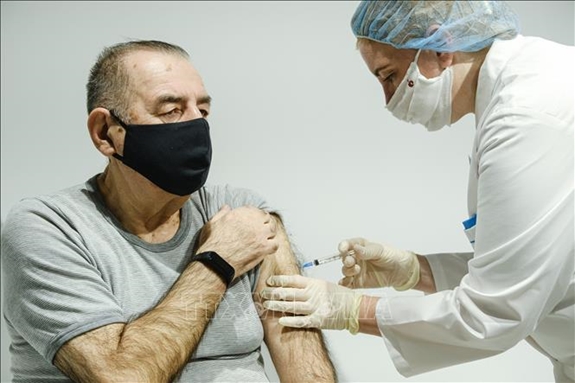 Nhân viên y tế tiêm vaccine phòng Covid-19 cho người dân tại Moskva, Nga, ngày 22-1-2021. Ảnh: TTXVN