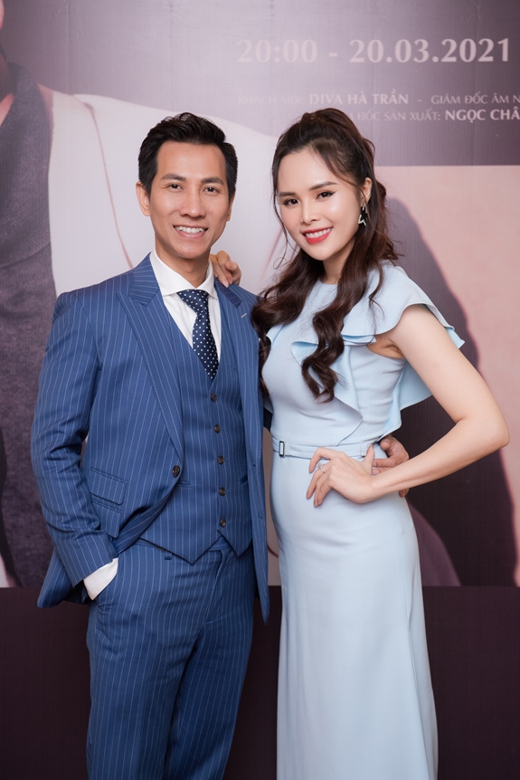 Vợ chồng ca sĩ Lê Anh Dũng-Lê Trinh trong buổi giới thiệu dự án âm nhạc “Chờ em trên lối xưa”.