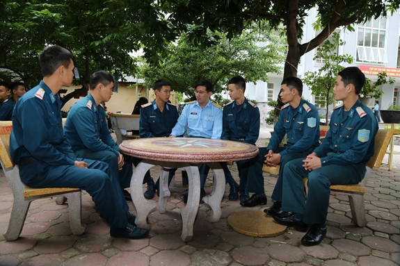 Đại úy Nguyễn Văn Đức, Chính trị viên Đại đội 1, Tiểu đoàn Vệ binh trò chuyện, nắm bắt tư tưởng các chiến sĩ trong đơn vị.