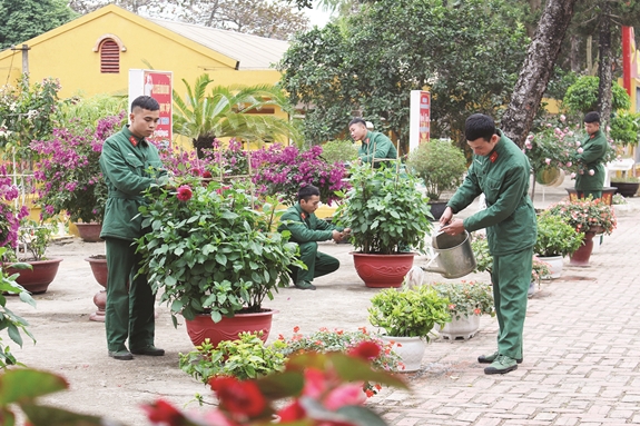 Chiến sĩ Trung đoàn 2, Sư đoàn 3 củng cố khuôn viên đơn vị chuẩn bị đón chiến sĩ mới.