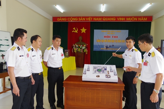 Ban giám khảo chấm mô hình học cụ của Tàu 334.