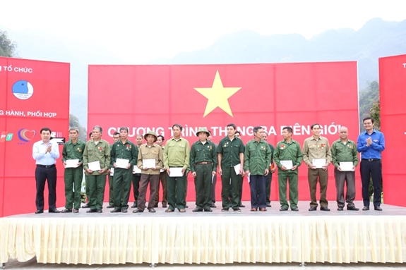 Lãnh đạo Trung ương Đoàn trao quà tặng người dân huyện Vị Xuyên, tỉnh Hà Giang tại chương trình “Tháng Ba biên giới” năm 2019. Ảnh: HẢI ĐĂNG.