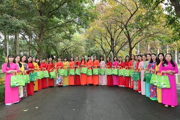 Tôn vinh vẻ đẹp áo dài đi cùng tinh thần chung tay bảo vệ môi trường của phụ nữ Trường Sĩ quan Lục quân 1.