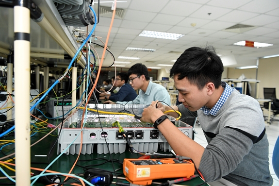 Các kỹ sư tại Tổng công ty Công nghiệp Công nghệ cao Viettel nghiên cứu thiết bị 5G.Ảnh: ĐINH TRỌNG HẢI.
