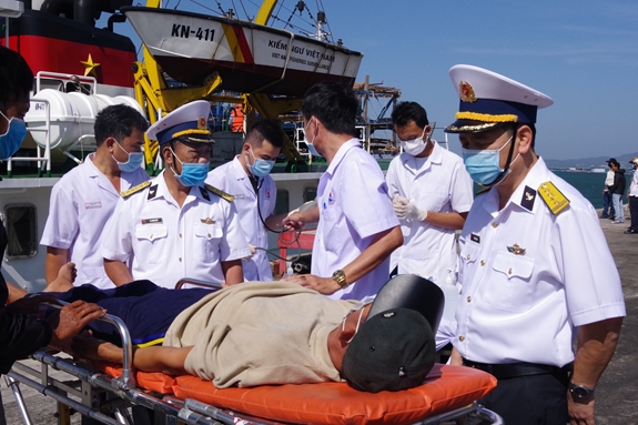 Các lực lượng đưa nạn nhân bị nạn vào bờ.