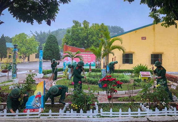 Giờ nghỉ bổ ích với việc làm đẹp cảnh quan môi trường.