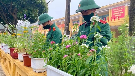 Việc làm hằng ngày của những bạn trẻ yêu hoa.