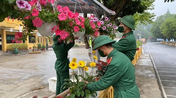 Ở đâu có hoa, ở đó có bàn tay tuổi trẻ.