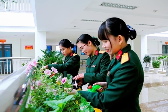 "Khoe sắc" bên hoa.