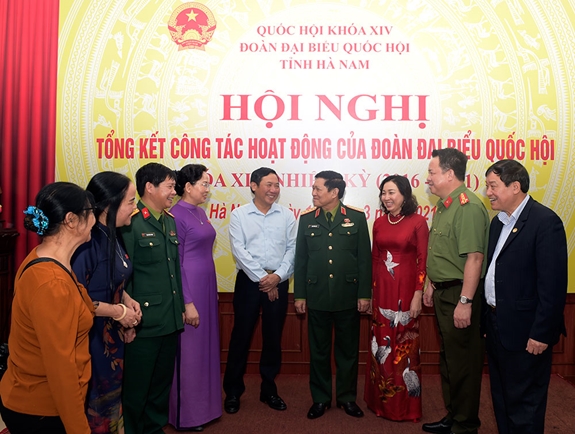 Các ĐBQH tỉnh Hà Nam khóa XIV trao đổi bên lề hội nghị.