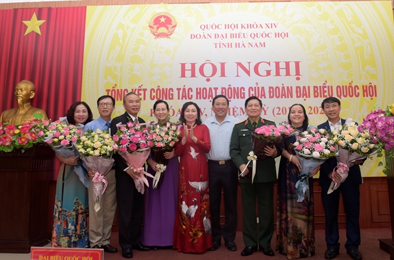 Đại diện lãnh đạo Tỉnh ủy, Hội đồng nhân dân tỉnh Hà Nam tặng hoa các ĐBQH tỉnh nhiệm kỳ 2016-2021.