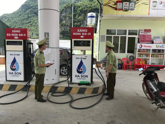 Lực lượng quản lý thị trường tỉnh Lạng Sơn kiểm tra hoạt động kinh doanh xăng, dầu trên địa bàn huyện Bình Gia.