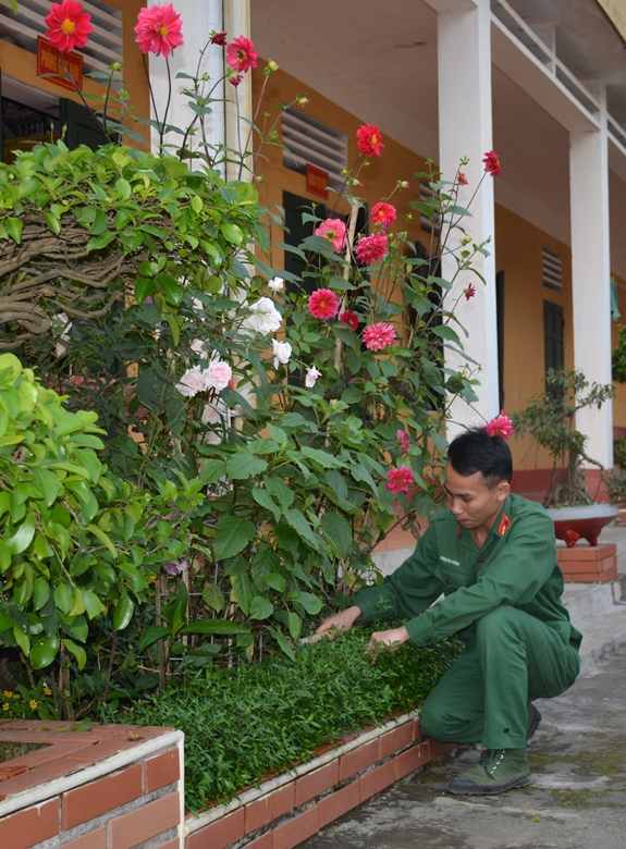Cắt tỉa bồn hoa, cây cảnh, làm đẹp đơn vị ở Tiểu đoàn Trinh sát 701, Bộ Tham mưu Quân đoàn 1.