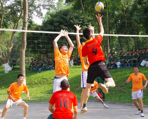 Giao hữu bóng chuyền ở Trung đoàn 165, Sư đoàn 312.