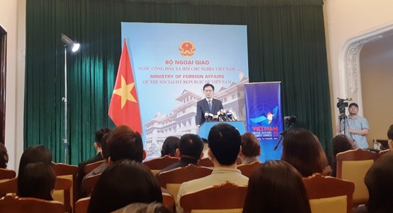 Vụ trưởng Vụ Các tổ chức quốc tế, Bộ Ngoại giao Đỗ Hùng Việt tại buổi họp báo chiều 25-3.