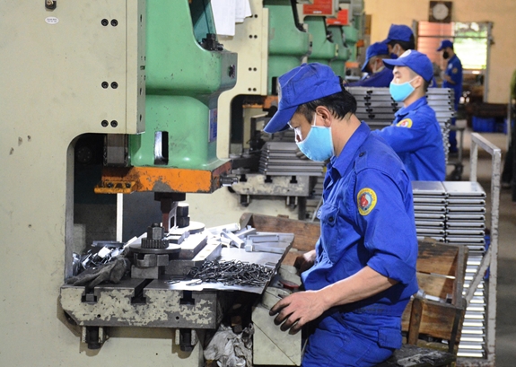 Dây chuyền sản xuất của Nhà máy Z183 phát huy hiệu quả trong thực hiện nhiệm vụ quốc phòng kết hợp với phát triển kinh tế.