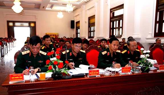 Các đại biểu dự lễ bàn giao.