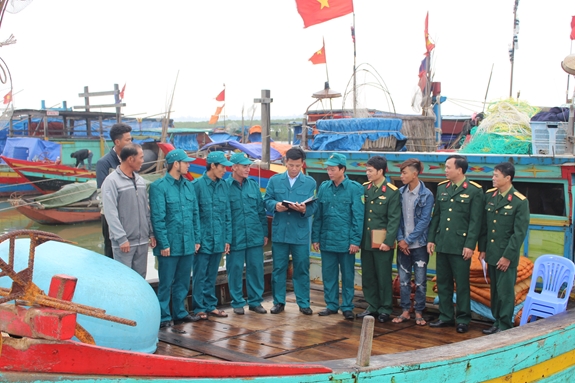 Dân quân tự vệ huyện Lộc Hà phối hợp tuyên truyền Luật Biển Việt Nam cho ngư dân.