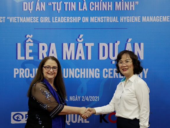 Bà Sharon Kane, Giám đốc Quốc gia Plan Việt Nam (bên trái) và bà Trương Thị Thu Thủy - Trưởng ban Gia đình - Xã hội, Hội LHPN Việt Nam tại lễ ra mắt Dự án.