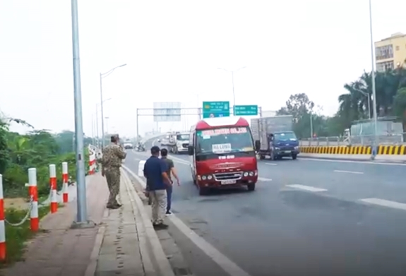 Các đối tượng cò mồi, bắt khách sau khi tuyến đường trên cao Mai Dịch-Nam Thăng Long thông xe.