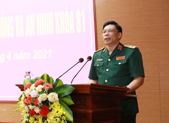 Trung tướng Trần Việt Khoa, Giám đốc Học viện Quốc phòng phát biểu khai giảng lớp học.