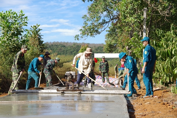 Lực lượng vũ trang huyện Đăk R’lấp (Đắc Nông) chung sức làm đường nông thôn mới tại xã Đăk Ru.