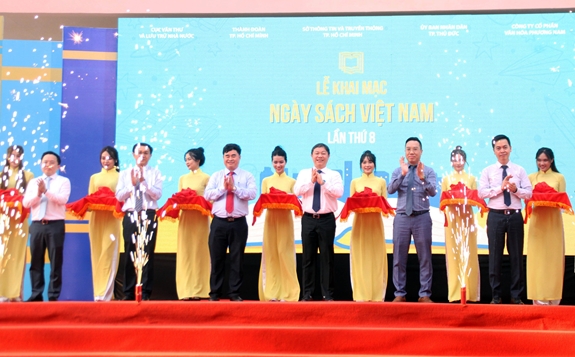 Các đại biểu cắt băng khai mạc Ngày Sách Việt Nam lần thứ 8 tại Nhà Thiếu nhi TP Thủ Đức.