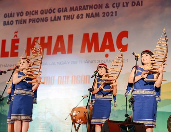 Tiếng đàn T’rưng không thể thiếu được trong các lễ hội ở Tây Nguyên.