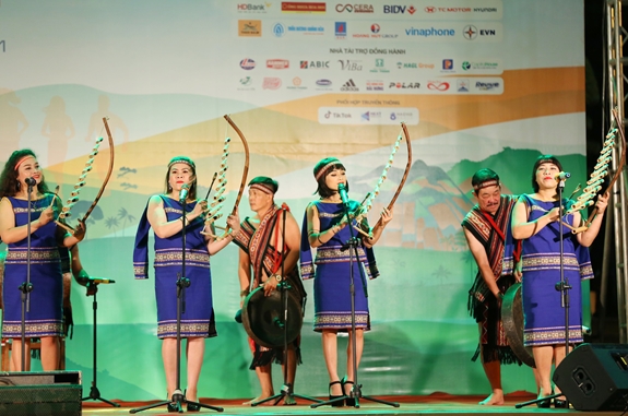 Diễn tấu đàn T’rưng.