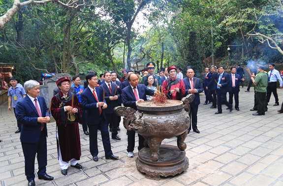 Chủ tịch nước Nguyễn Xuân Phúc dâng hương tưởng nhớ các Vua Hùng