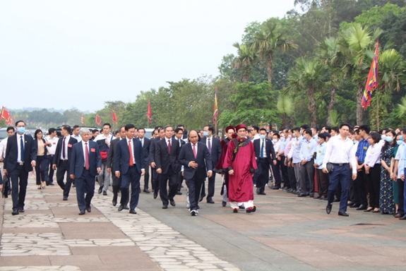 Chủ tịch nước Nguyễn Xuân Phúc dâng hương tưởng nhớ các Vua Hùng