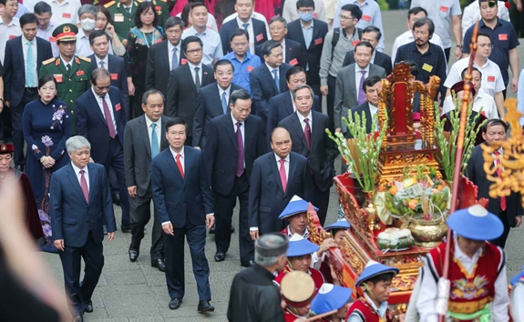 Chủ tịch nước Nguyễn Xuân Phúc dâng hương tưởng nhớ các Vua Hùng
