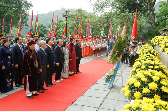 Chủ tịch nước Nguyễn Xuân Phúc dâng hương tưởng nhớ các Vua Hùng