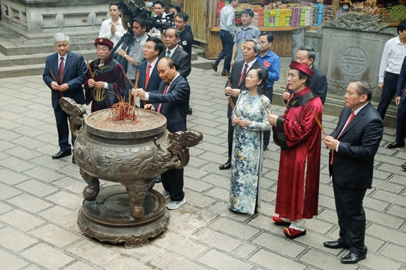 Chủ tịch nước Nguyễn Xuân Phúc dâng hương tưởng nhớ các Vua Hùng