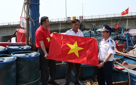 Vùng Cảnh sát biển 2 phối hợp tuyên truyền kiến thức pháp luật cho ngư dân tại Đà Nẵng