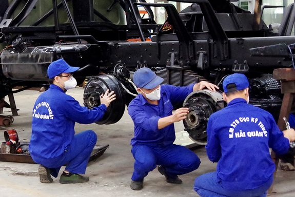 Cán bộ, nhân viên Nhà máy X70, Cục Kỹ thuật Hải quân sửa chữa ô tô chuyên dùng.
