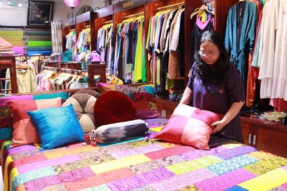 Chị Thu Hương mong muốn lụa Việt sẽ dần trở nên quen thuộc với khách hàng trong nước.
