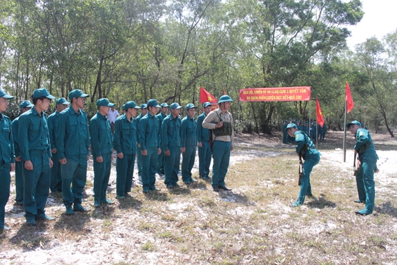 Cùng chăm lo cho dân quân tự vệ