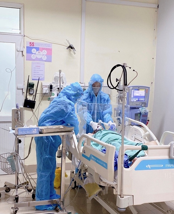Các điều dưỡng Bệnh viện K chăm sóc bệnh nhân