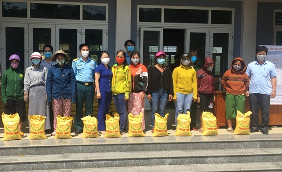 Nghĩa tình của những người lính “canh trời”